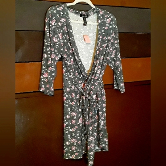 NWOT Rene Rofe Medium Beautiful Grey & Pink Floral 3/4 Sleeve Belted Wrap robe - Picture 1 of 13